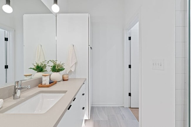 Building Photo - Modern downtown condo studio with private balcony & parking space.