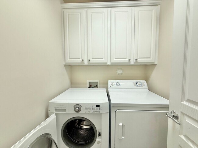 Building Photo - Charming 3BD, 2.5BA Raleigh Townhome with a Fenced Yard Near Shopping, Dining, Interstates, and R...