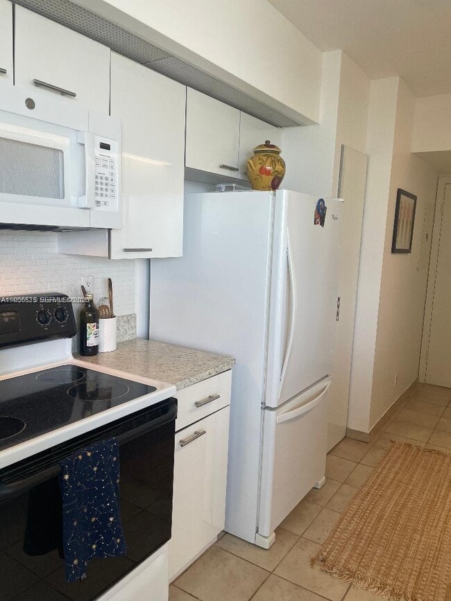 Building Photo - 16485 Collins Ave