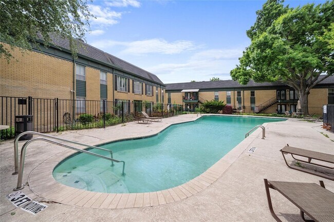 Building Photo - 6014 E University Blvd