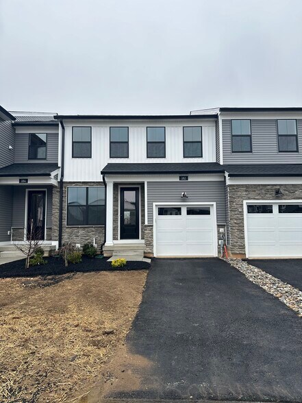 Primary Photo - 182 Mahogany Ln