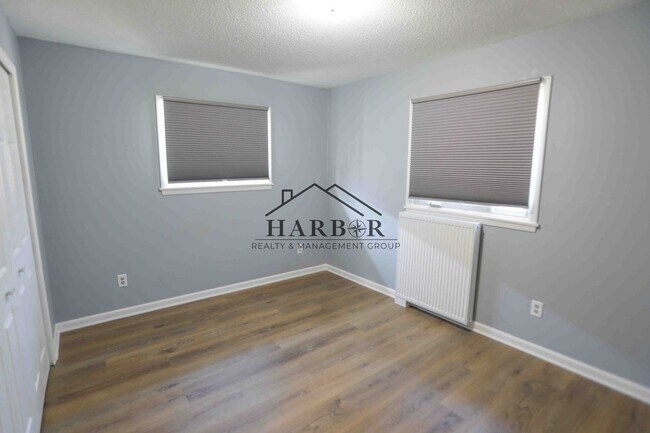 Building Photo - Fully Renovated 2 Bedroom!