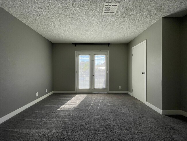 Building Photo - 2 BED 2 BATH TOWNHOUSE NEAR LAKE MEAD AND ...
