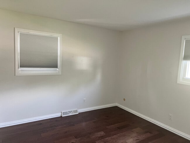 Building Photo - 1410 Golden Valley Dr