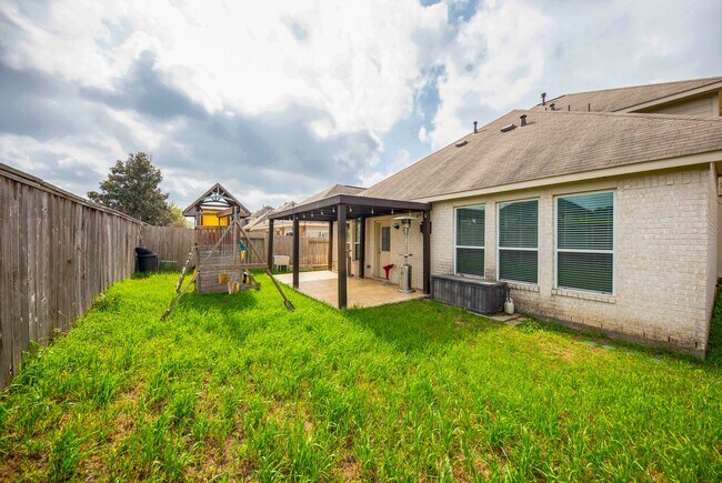 Building Photo - 3019 Lake Dr