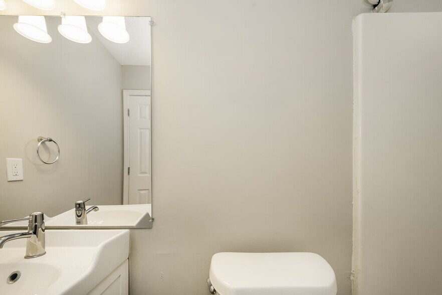 Building Photo - 2106 Winsburg Dr