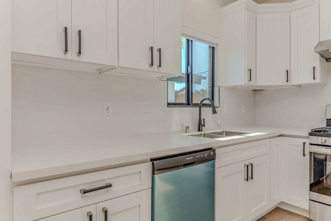 Building Photo - 5821 View Cir