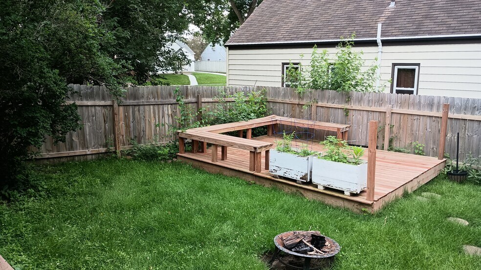 Building Photo - 1801 S Spring Ave