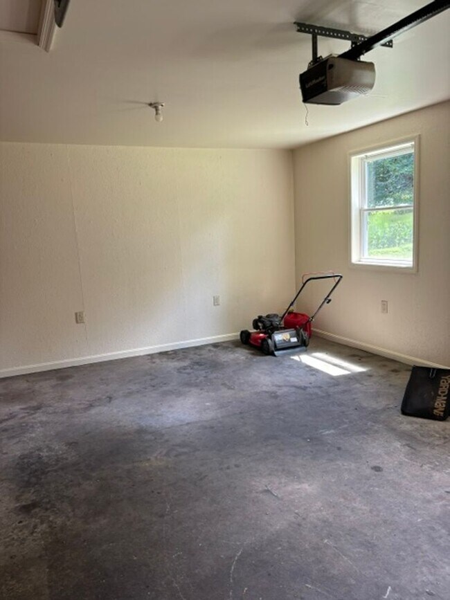 Building Photo - 34 Locust Ln