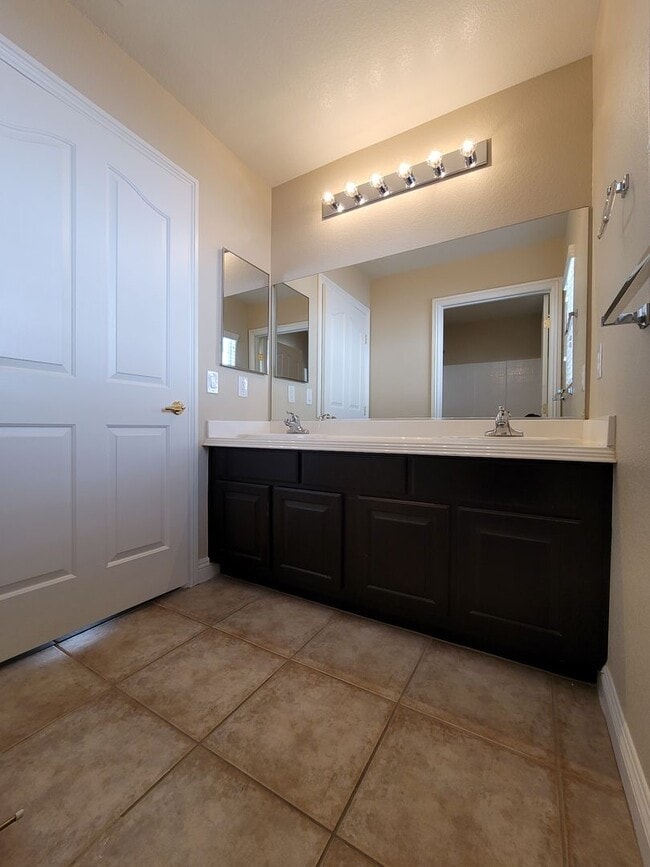 Building Photo - Beautiful Single Story Town Home in Mountains Edge Community