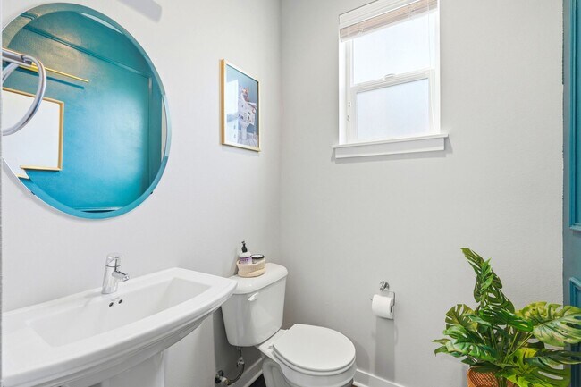 Building Photo - GORGEOUS Edmonds 2 Bedroom Primary Suites - Plus Flex Space