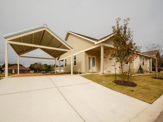 Building Photo - 240 Rose Dr