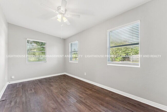 Building Photo - Spacious 3 Bed/1 Bath Home with Fenced Yar...
