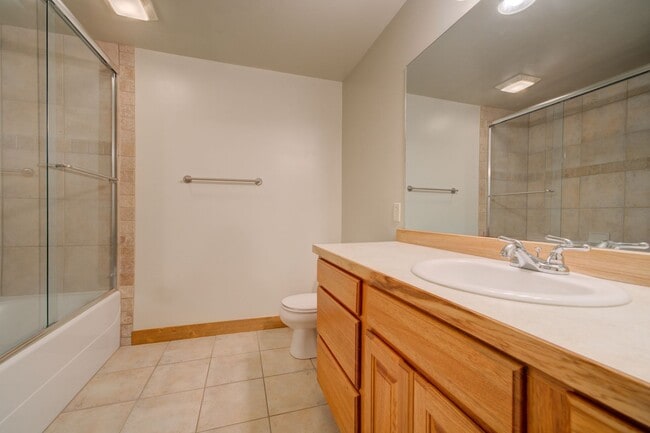 Building Photo - Laurel Glen Condo For Lease