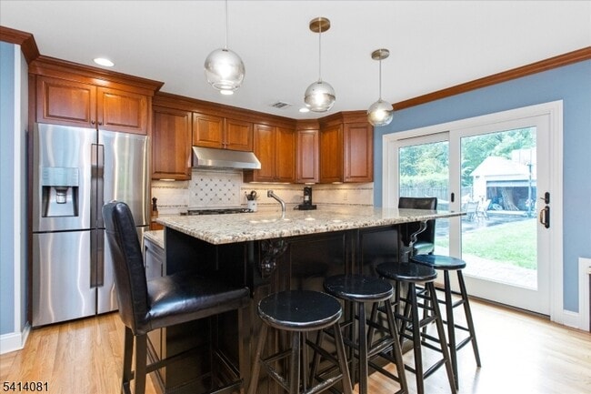 Building Photo - 460 Grove St