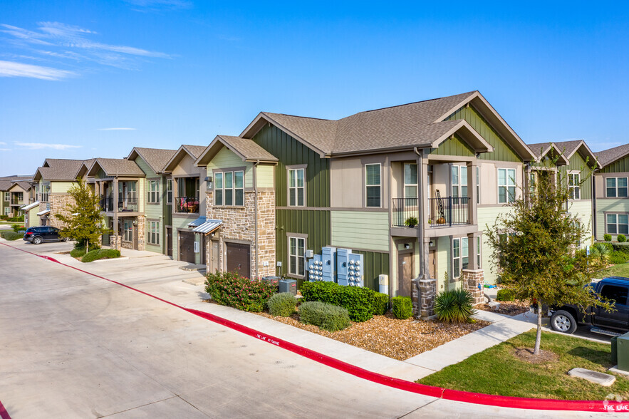 Building Photo - The Landings at Creekside