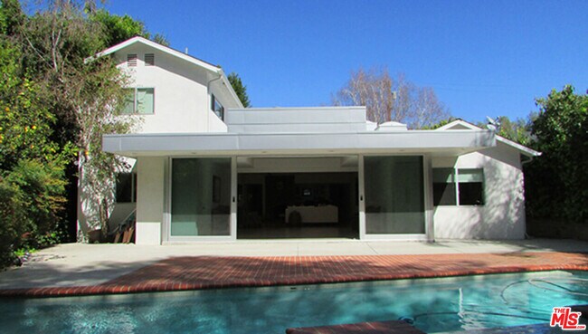 Building Photo - 4031 Hollyline Ave
