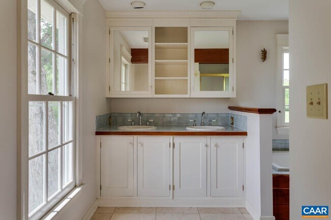 Building Photo - 1522 Oak Hill Ln