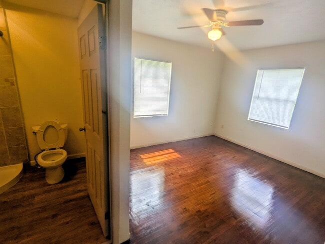 Building Photo - 637