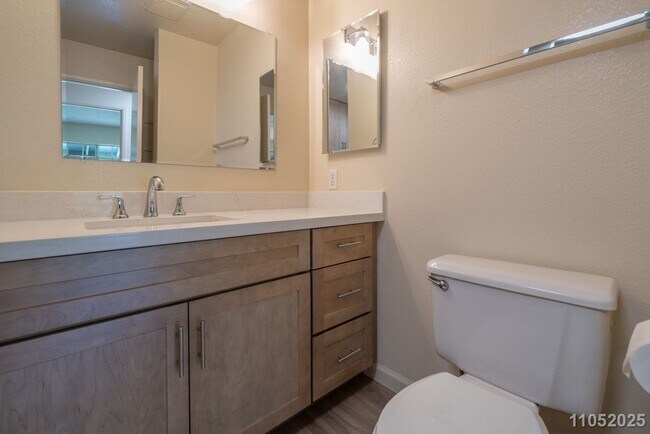 Building Photo - Available Now! 2 BD / 1 BA / 2 Parking sta...