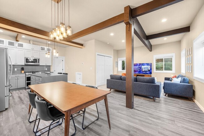 Building Photo - 917A 17th Ave