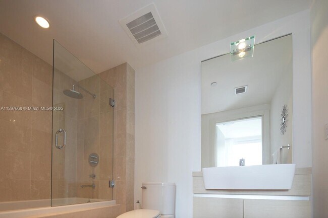 Building Photo - 200 S Biscayne Blvd