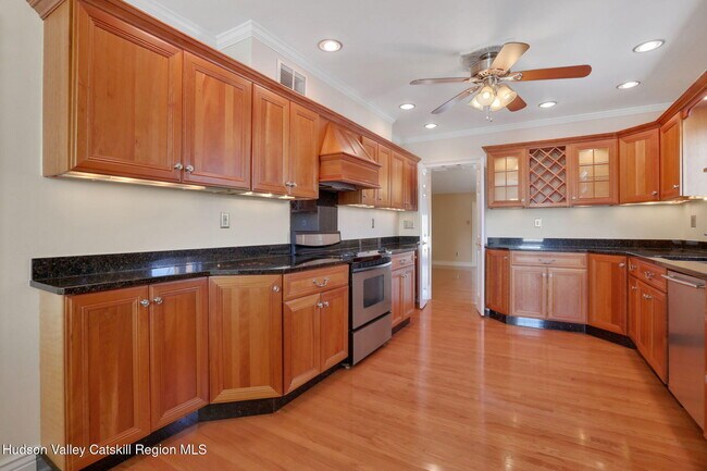 Building Photo - 411 Albany Ave