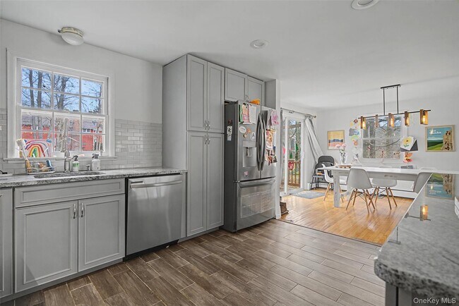 Building Photo - 10 Cedar Ln