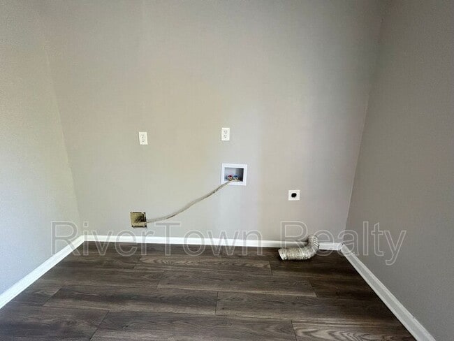 Building Photo - 2407 Larose Ave
