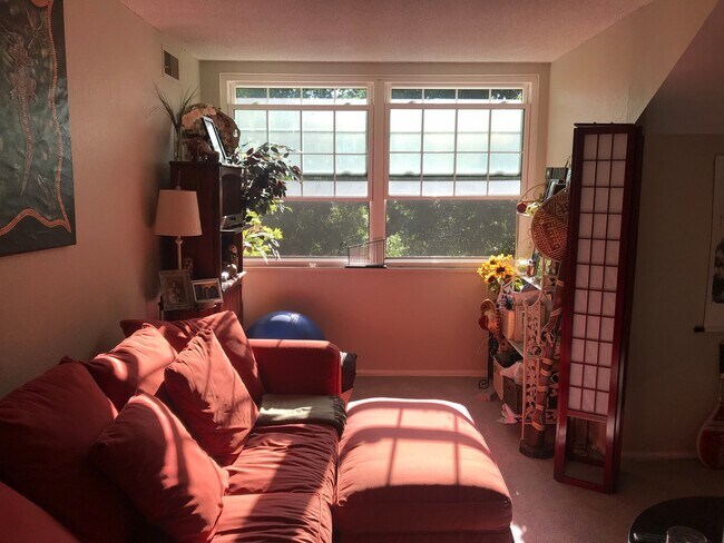 Building Photo - Nicely Updated One Bedroom Condo Available...