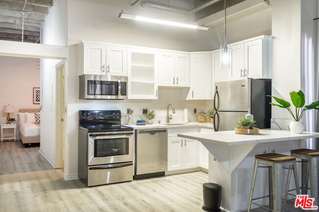 Building Photo - 312 W 5th St