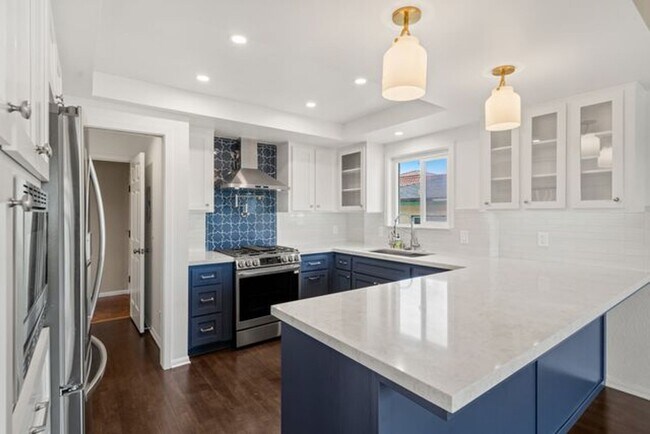 Building Photo - Top Floor Harbor View Condo 2 bed-2 bath