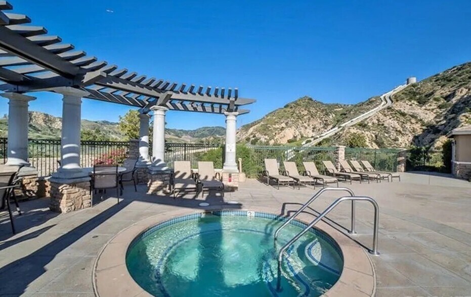 Building Photo - 16707 Nicklaus Dr