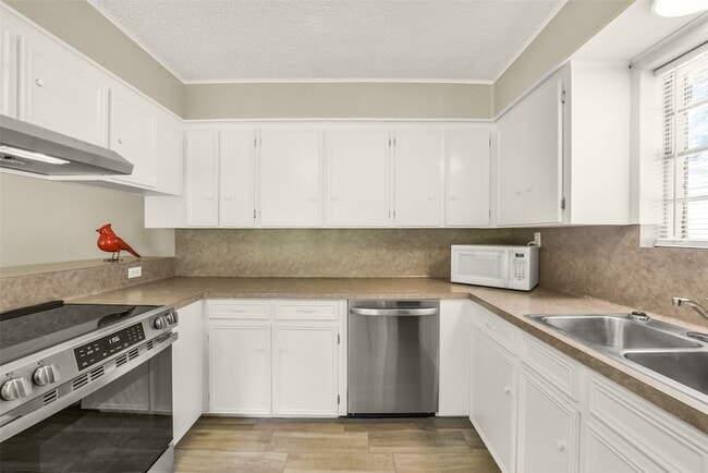Building Photo - 23807 Red Oak Dr