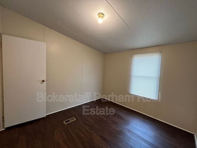 Building Photo - 16 Lake Vista Dr