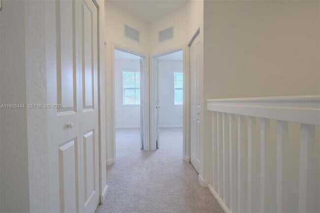 Building Photo - 2752 SE 26th Ave