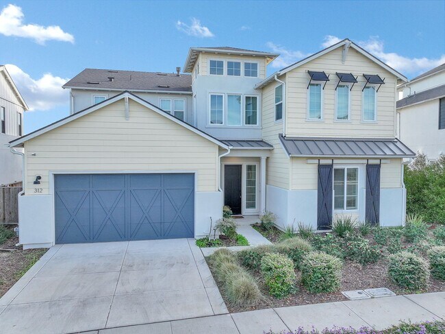 Building Photo - Waterfront Beauty