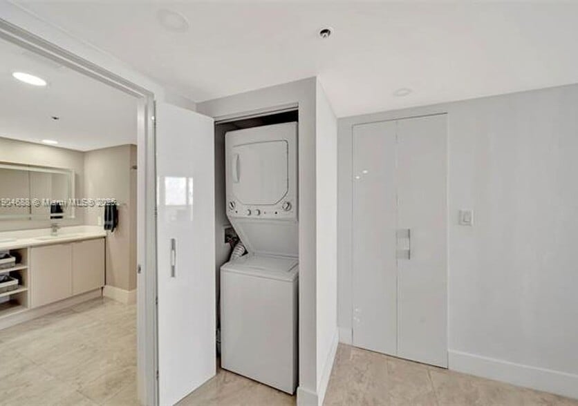 Building Photo - 851 NE 1st Ave