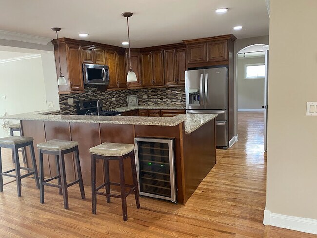 Building Photo - 1221 N Chicago Ave