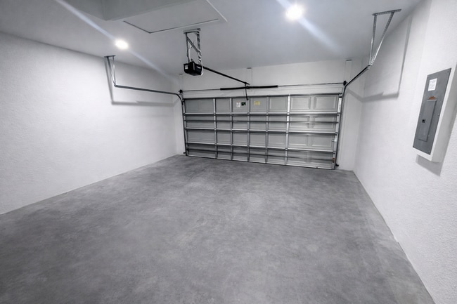 Building Photo - SPACIOUS 3Bd / 2 Ba SINGLE FAMILY HOUSE AVAILABLE