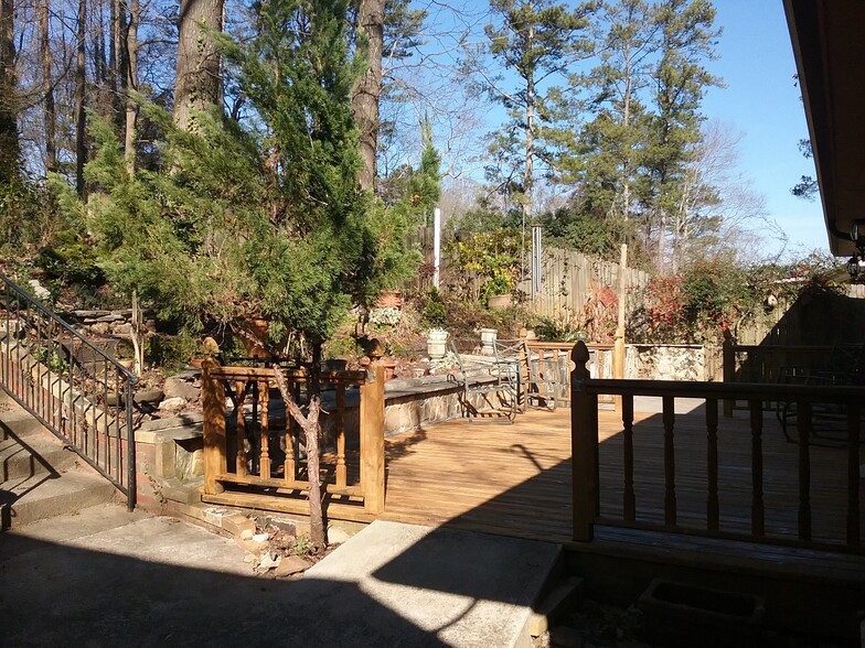 Building Photo - 701 Rosalyn Dr