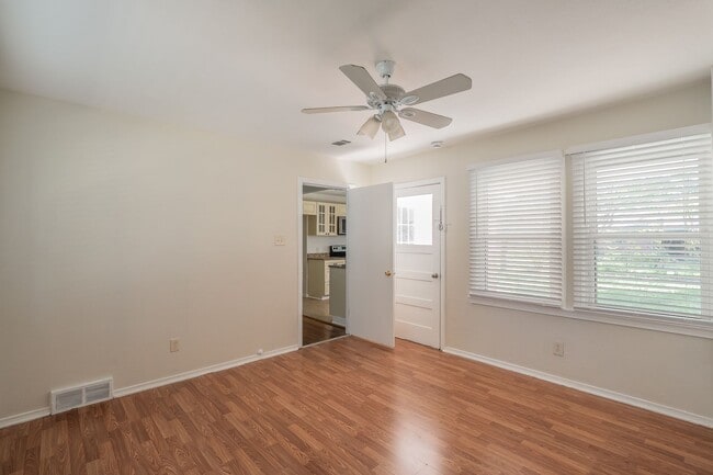 Building Photo - 3-Bedroom in Westworth Village!