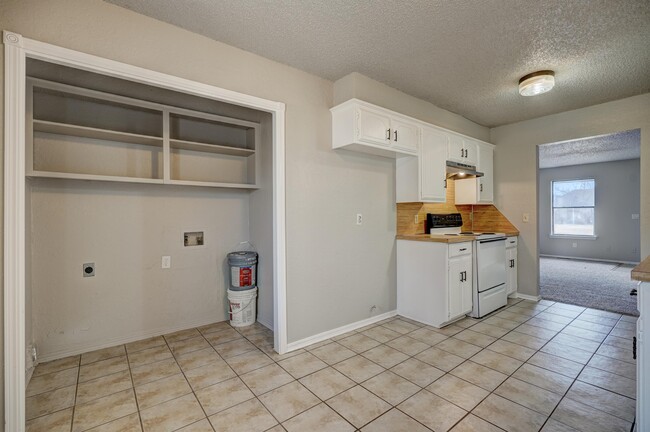 Building Photo - 628 N Robin Way