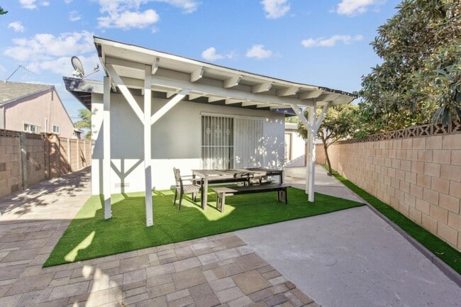 Building Photo - 6911 Bellaire Ave