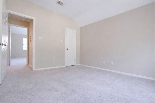 Building Photo - 702 Epperson Way