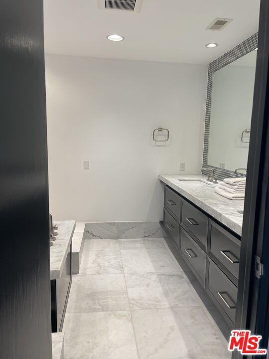 Building Photo - 9033 Vista Grande St