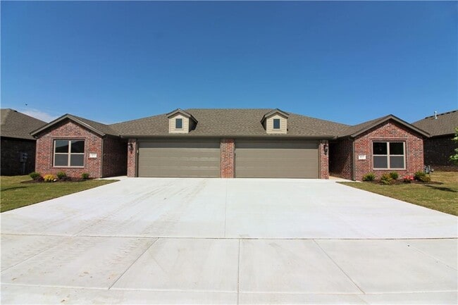Building Photo - 413 Barbet Dr