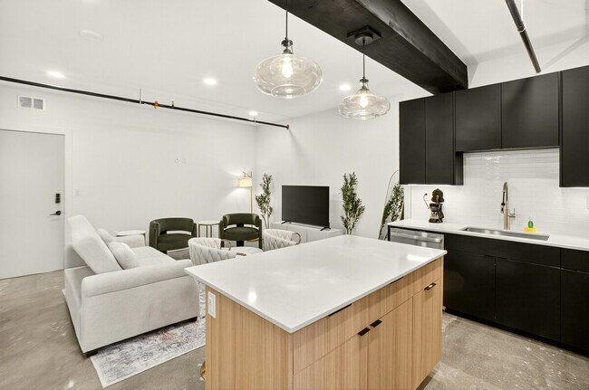 Primary Photo - 115 W 5th St