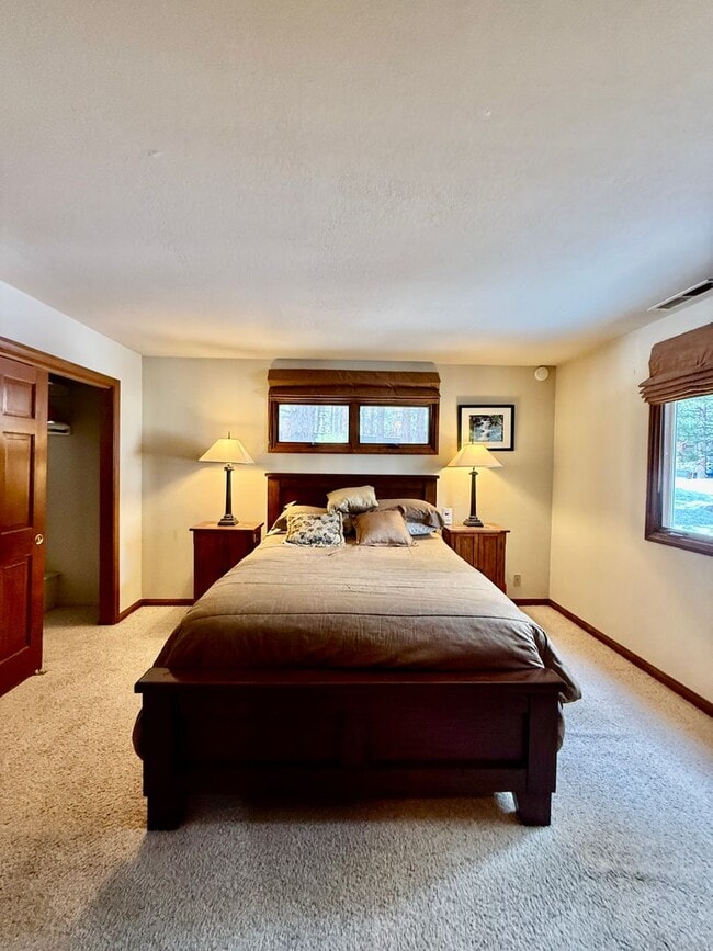 Building Photo - Furnished 3BD/2BA Near Eagle Lodge | Sunny Deck | Wood-Burning Fireplace | Garage