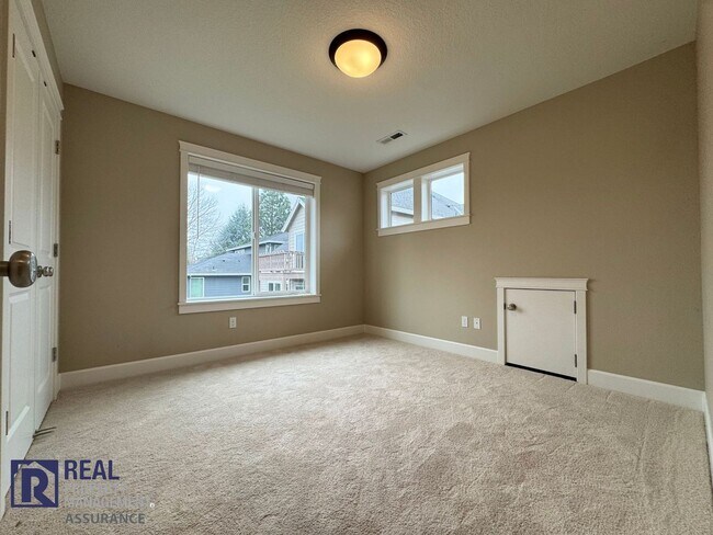 Building Photo - 650 NW Willow Glen Pl